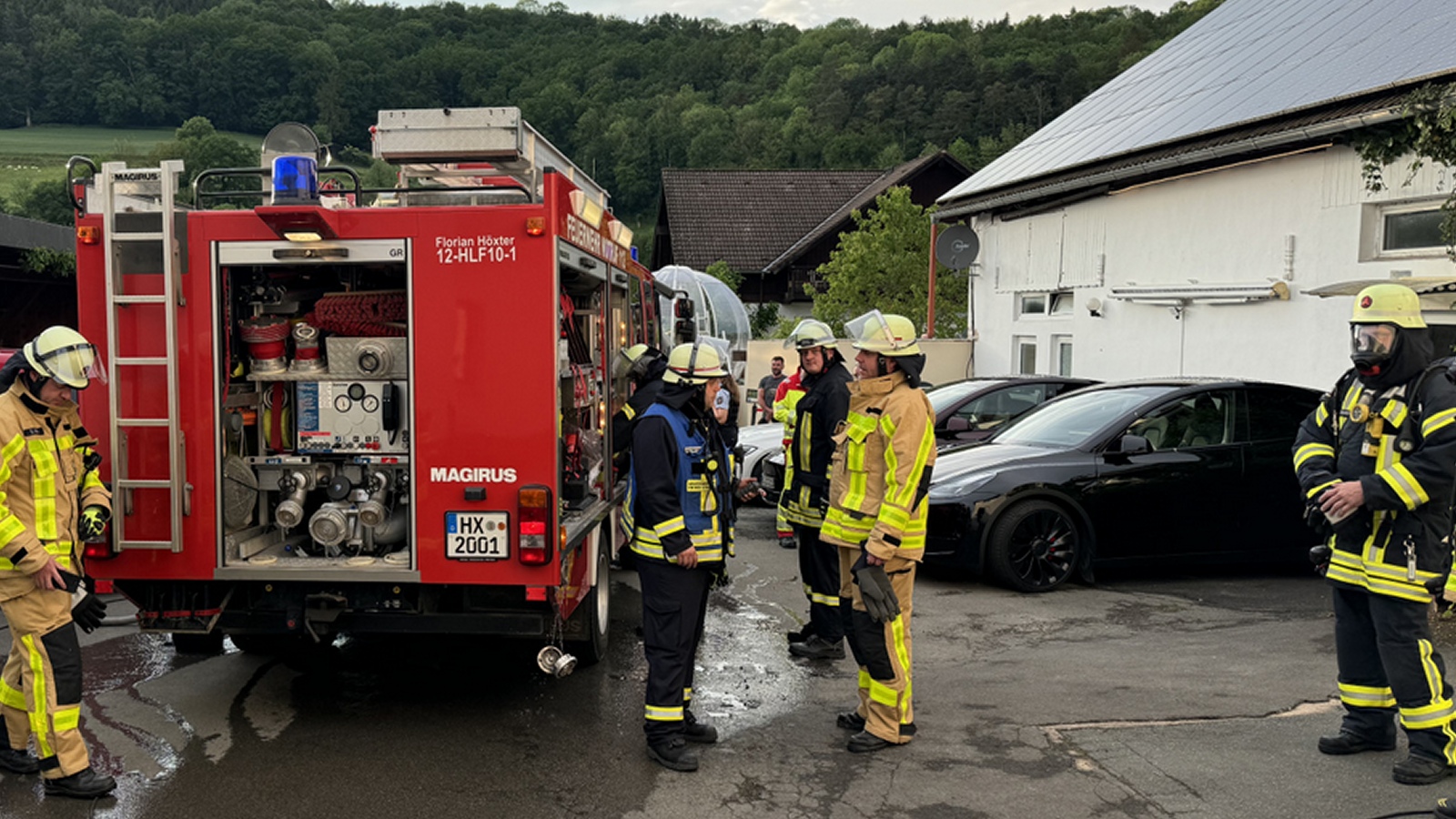 Küchenbrand in Hotel in Ovenhausen: Angestellter löscht Flammen