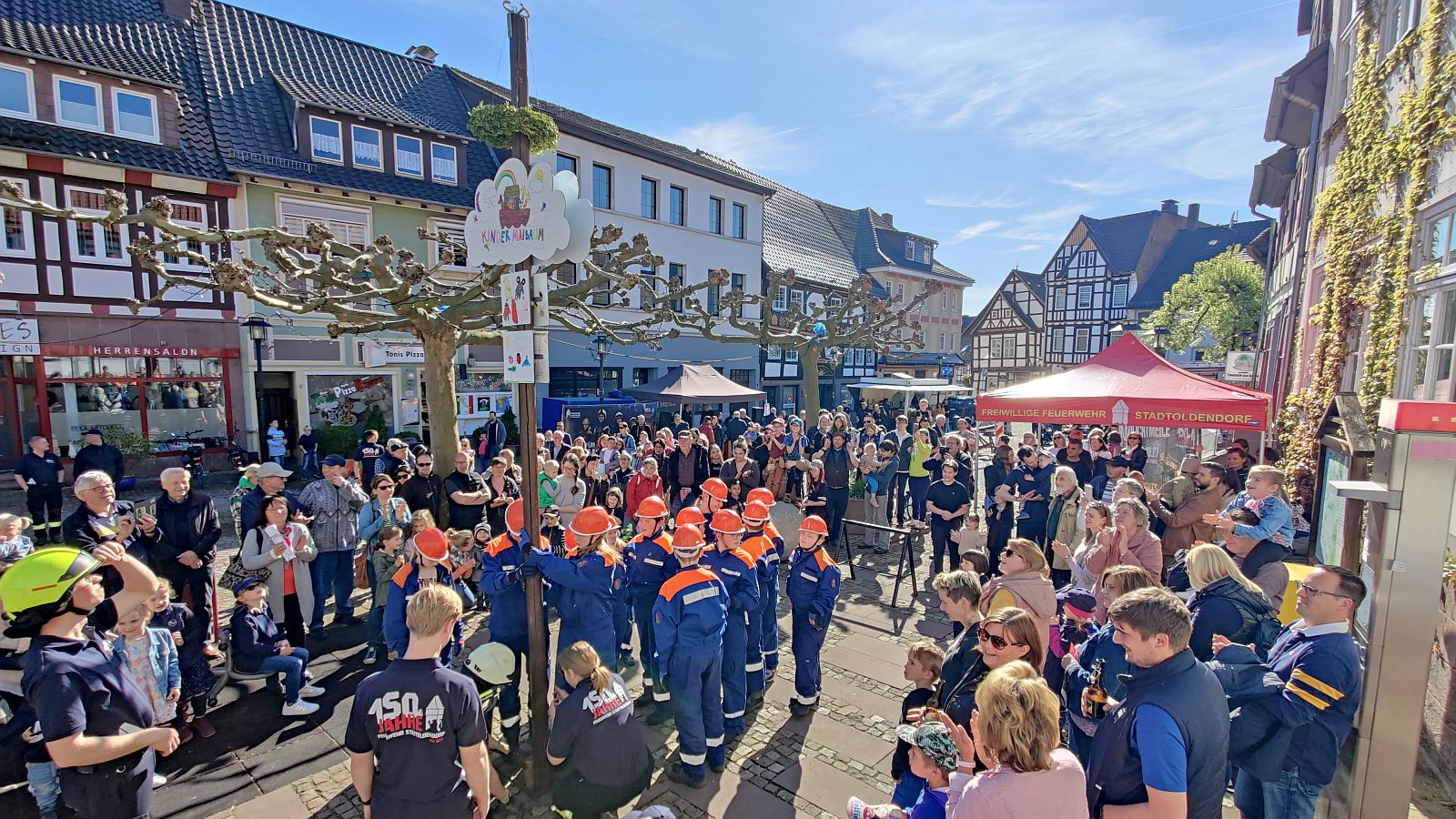 Stadtoldendorfer Maibaum und Kindermaibaum startet heute ab 16.00 Uhr auf dem Marktplatz