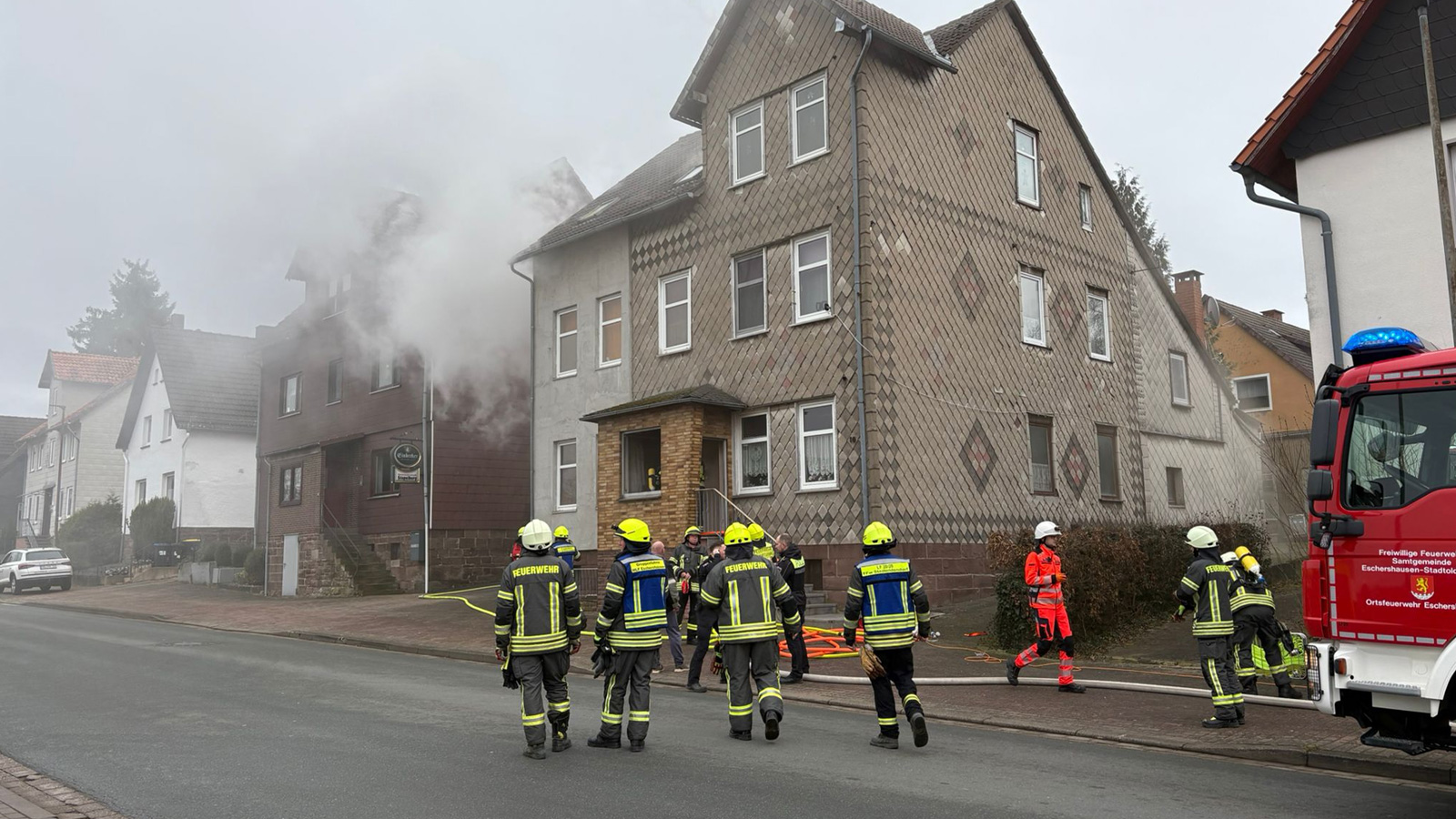 Wohnhausbrand in Eschershausen: Großeinsatz der Feuerwehr in der Mühlenbergstraße