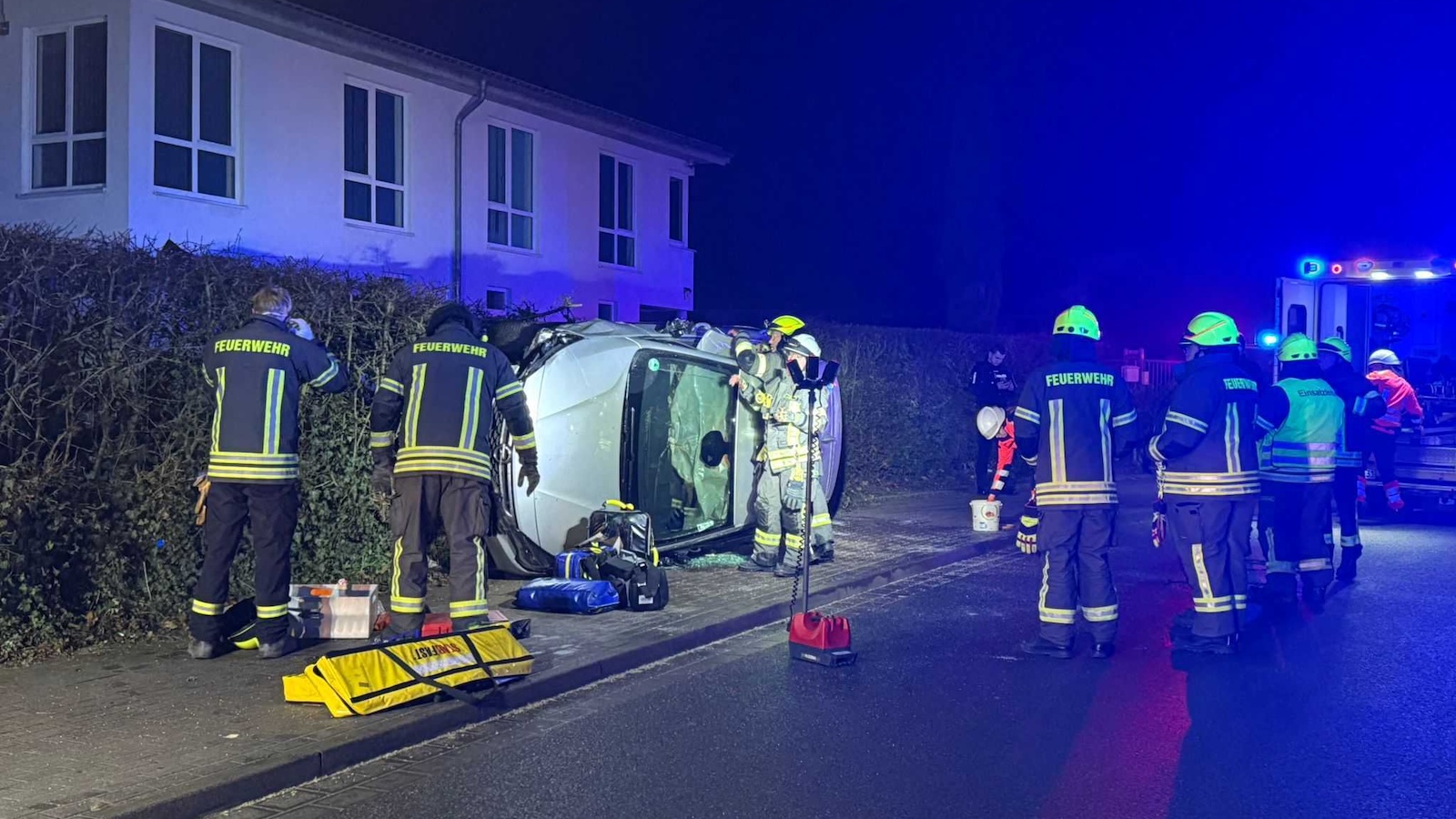 Glätteunfall am Warteweg: Feuerwehr befreit Autofahrer