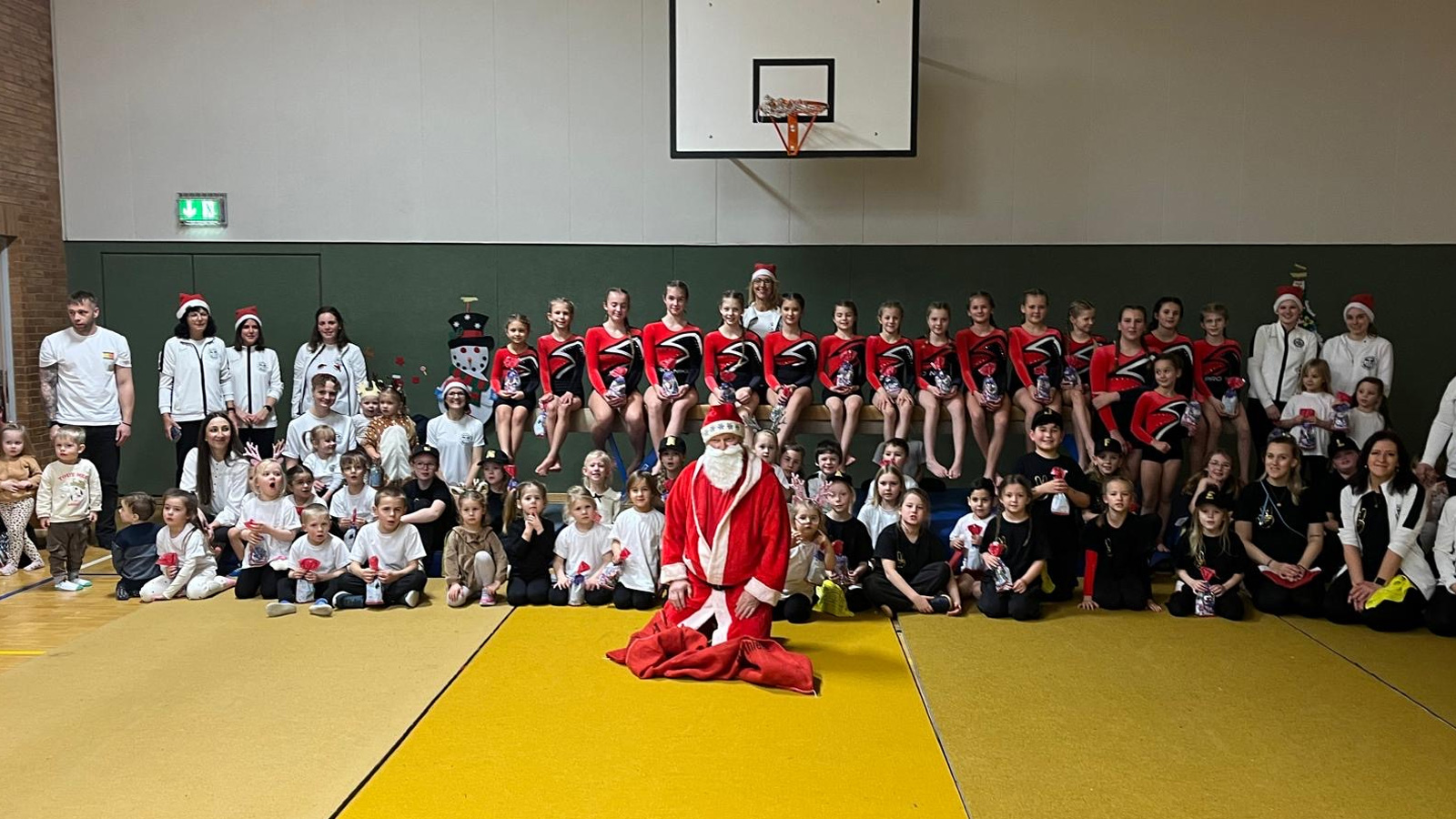 Glänzende Augen und viel Applaus: Weihnachtliche Turnshow in Bevern wird zum vollen Erfolg