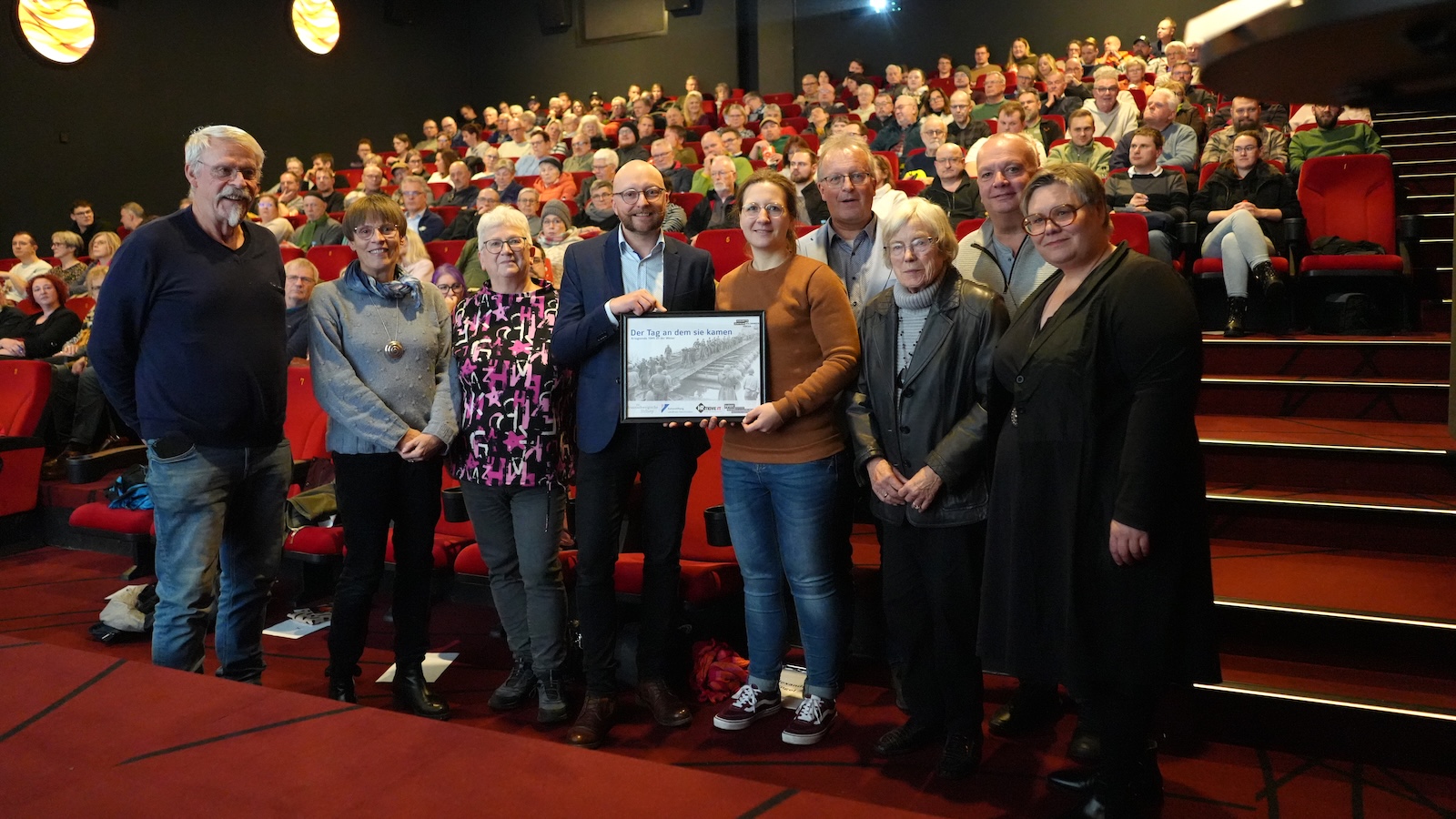 Ausverkaufte Filmpremiere im Roxy: Regionales Erinnerungsprojekt „Der Tag an dem sie kamen“ stößt auf enorme Resonanz