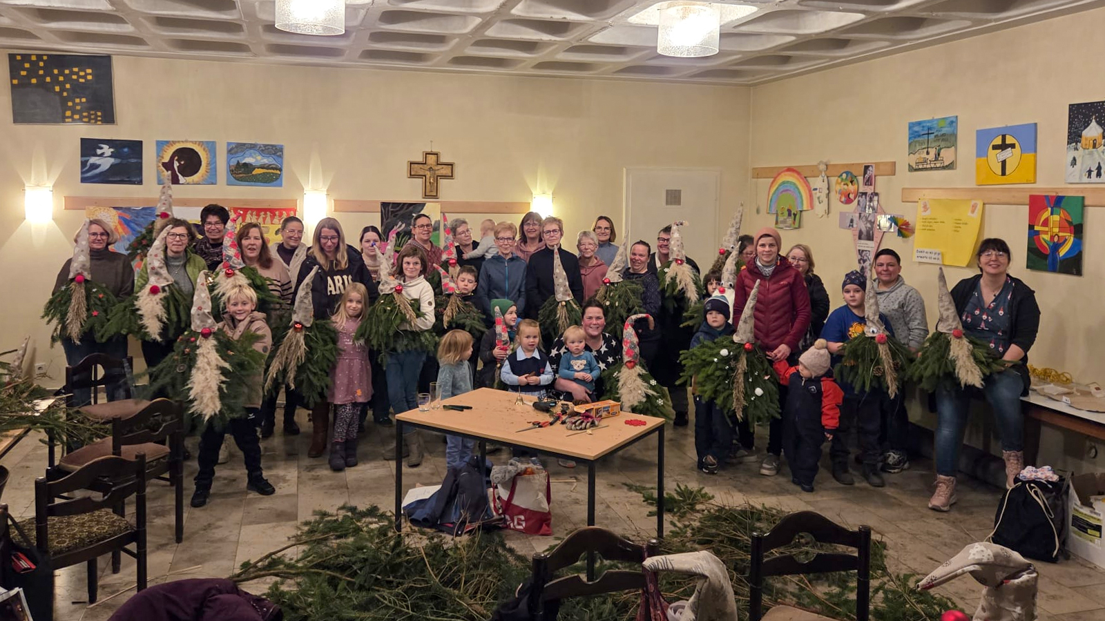 Evangelische Kirche Lenne begeistert mit kreativer Tannenwichtel-Aktion für alle Generationen