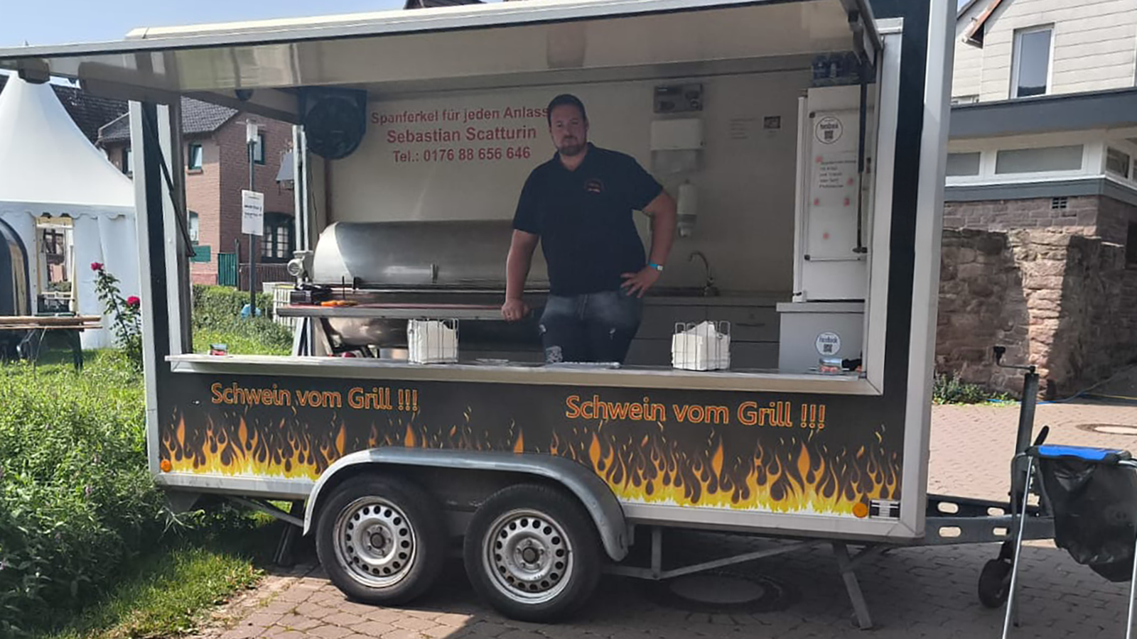 Weihnachtsmarkt in Emmerthal: Scatturins Grillstand lockt mit Spanferkel und Wildbratwurst