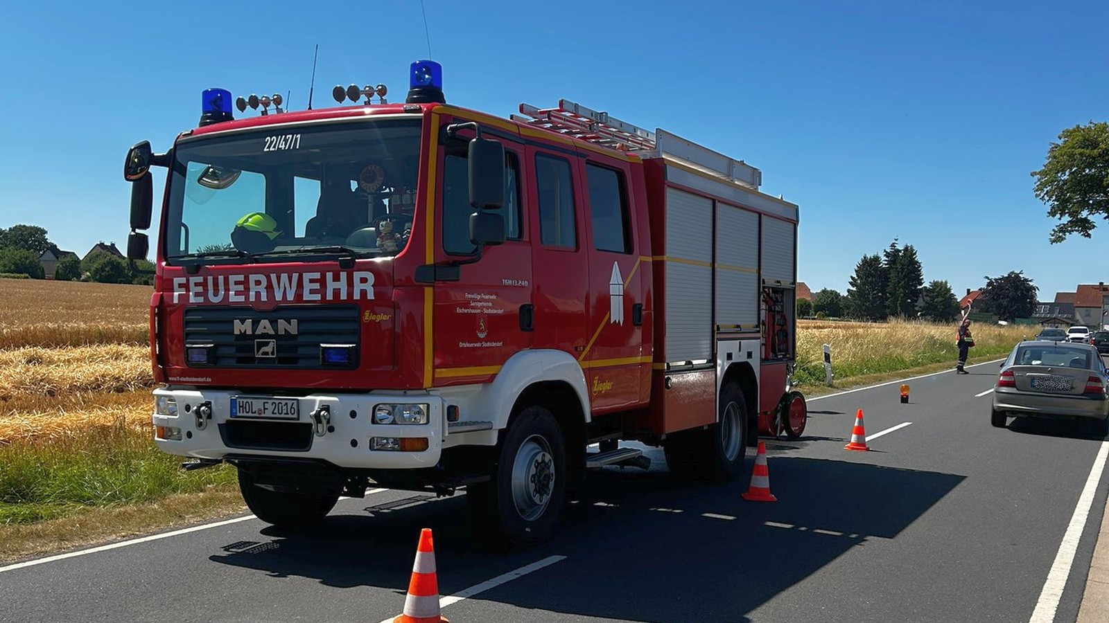 Wieder Feuerwehreinsatz zwischen Braak und Deensen: Flächenbrand auf trockenem Feld