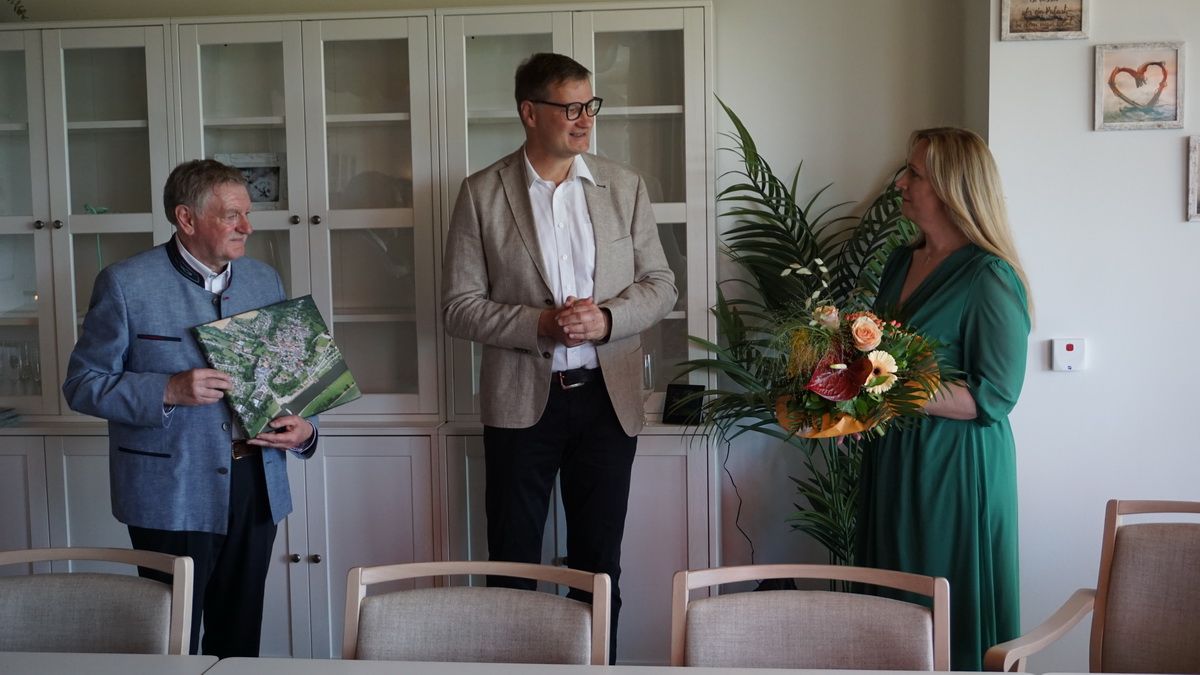 Bürgermeister Thomas Bodenhage (Mitte), Vermieter Jürgen Wiedbrauk (links), ASB-Tagespflegeleitung Sinaida Bukmaer (rechts).