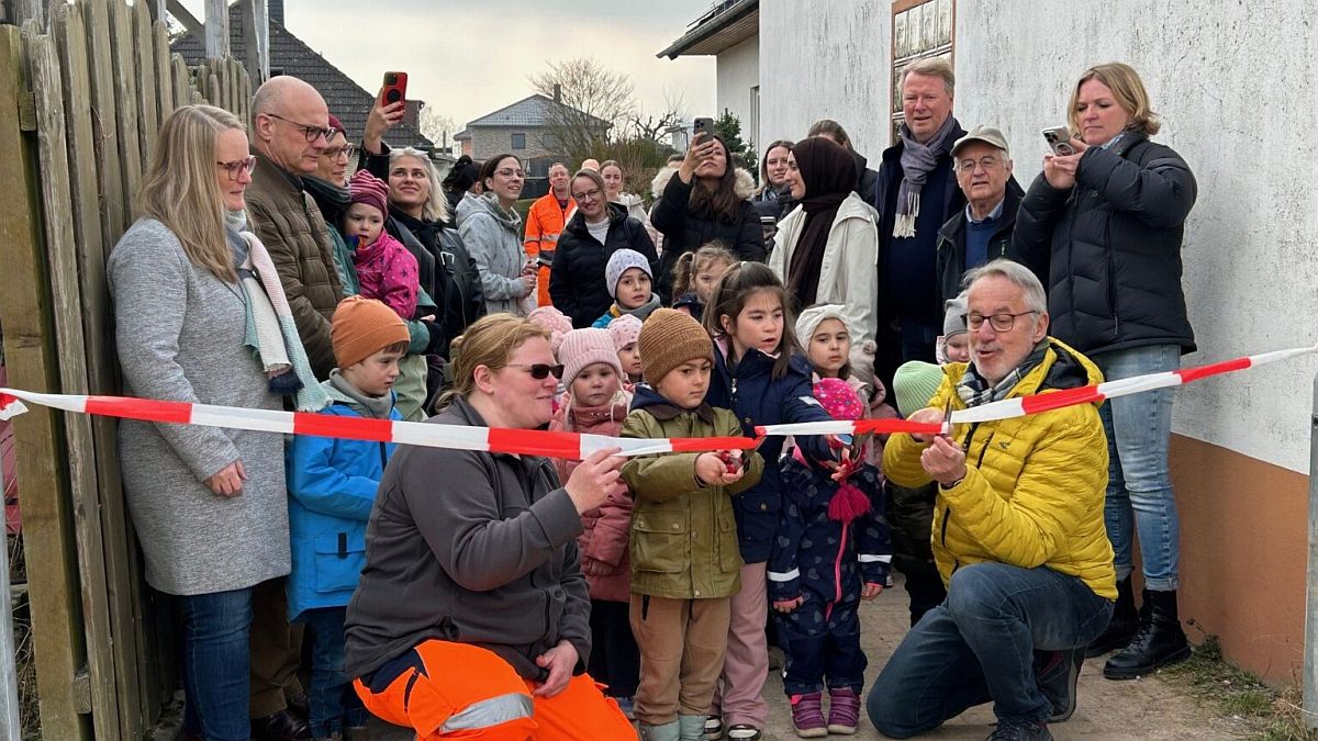 Spielplatz am Ritterspornanger feierlich eröffnet: Neues Spielparadies mit Ritter-Flair und Naturbezug