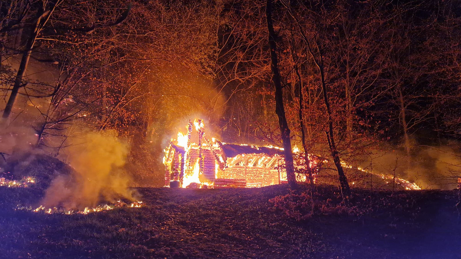 Serie von Brandstiftungen in Hellental: Polizei ermittelt gegen 28-jährigen Tatverdächtigen