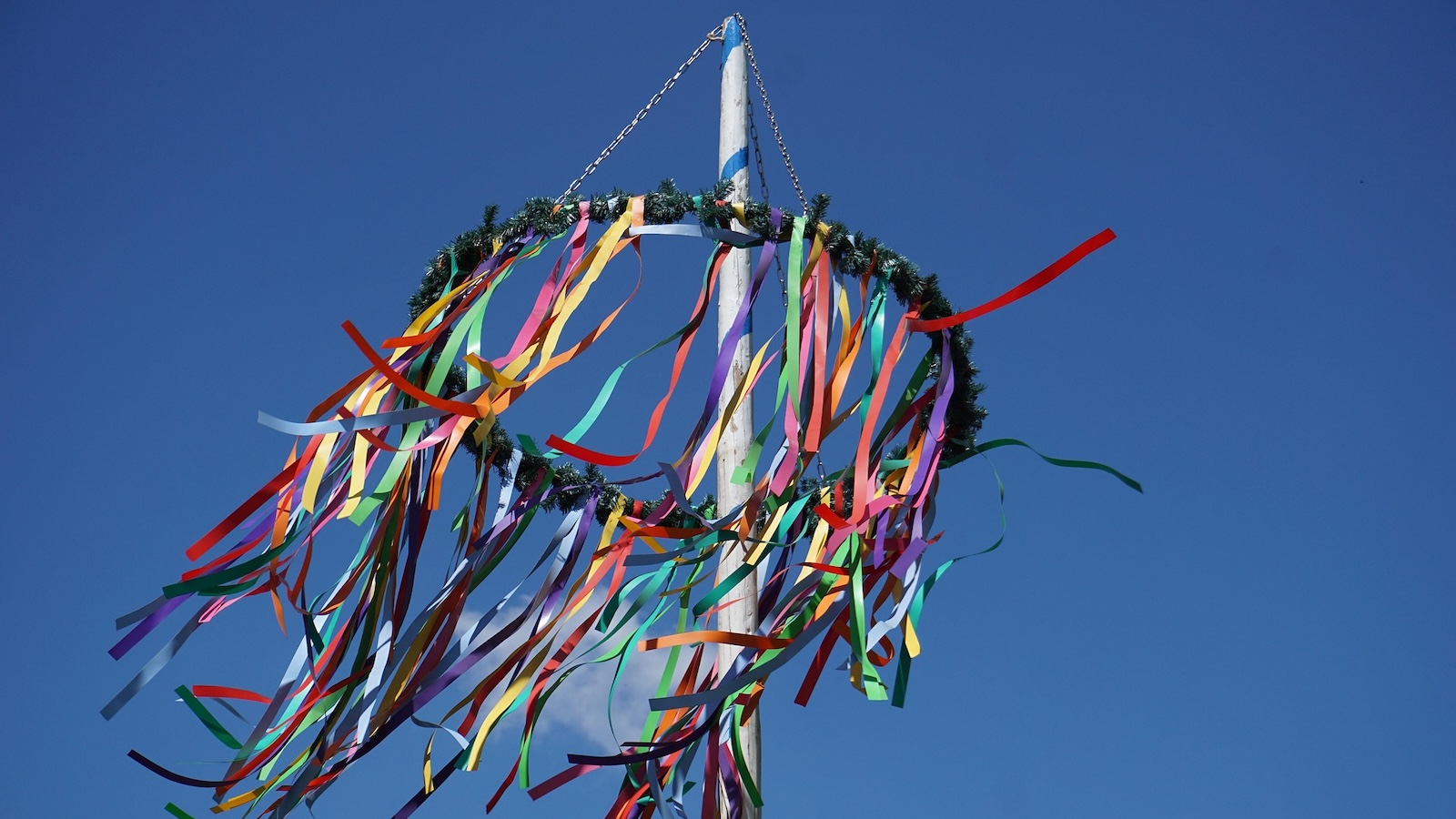 Maibaumaufstellen in Holzen: Tradition und Gemeinschaft am Dorfgemeinschaftshaus