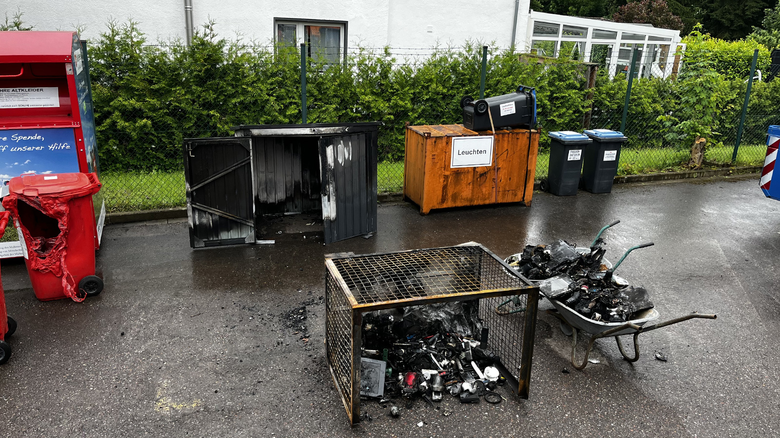 Brand auf Wertstoffsammelplatz Stadtoldendorf: AWH warnt vor Gefahren durch Batterien und Akkus