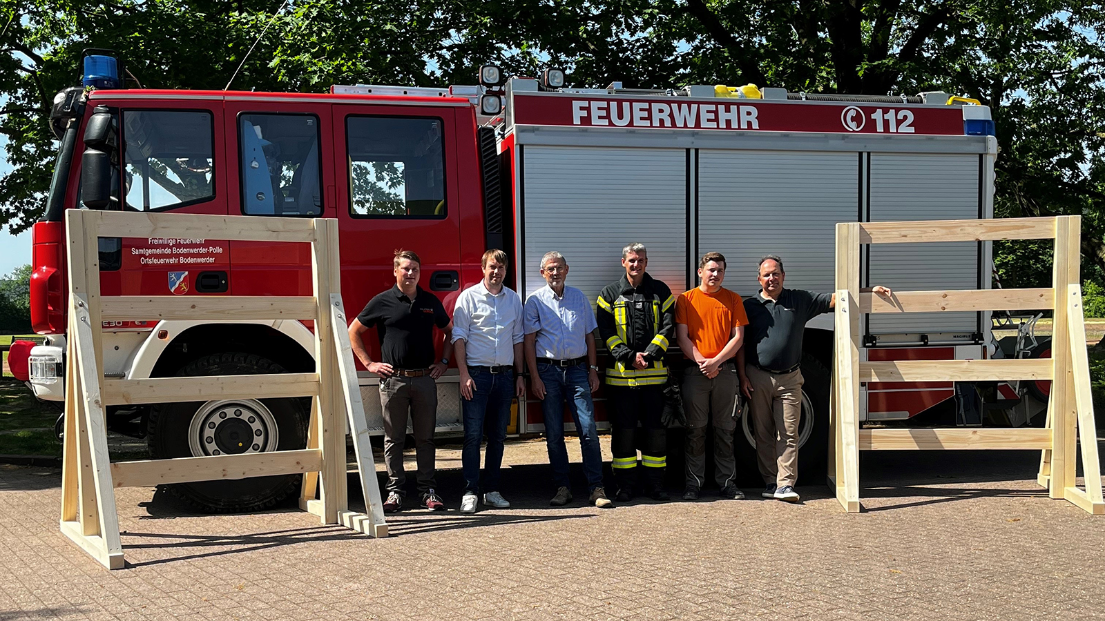 Tischlereien Niemeyer und Gerdes spenden Leiterwände und Kriechtunnel an Feuerwehr Bodenwerder
