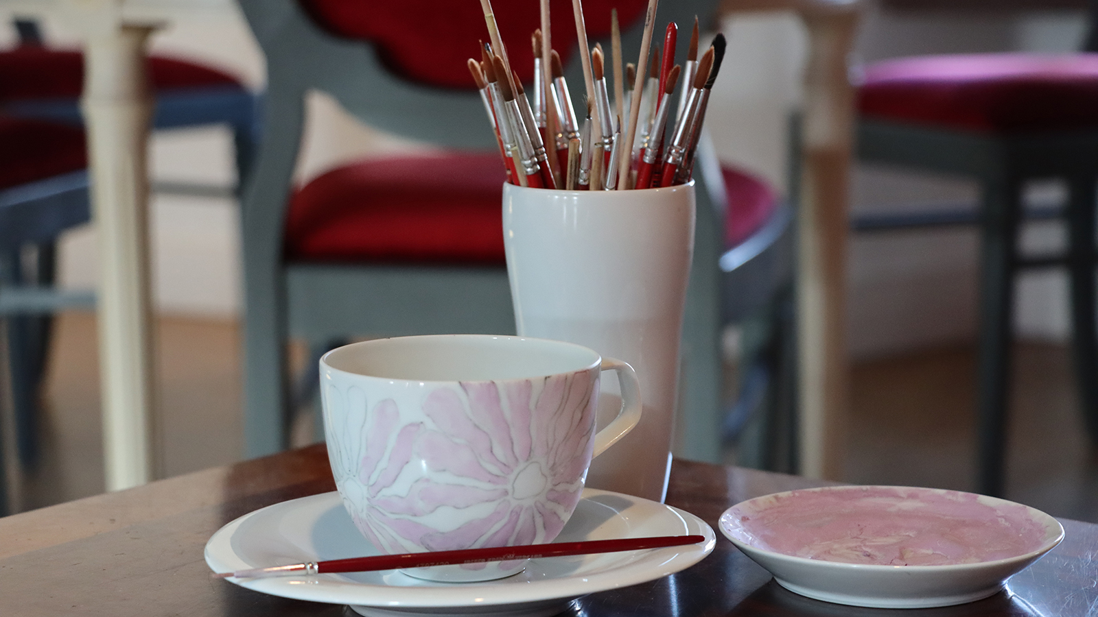 Abendworkshop im Museum Schloss Fürstenberg: Teilnehmende gestalten persönliche Kaffeetassen aus Porzellan