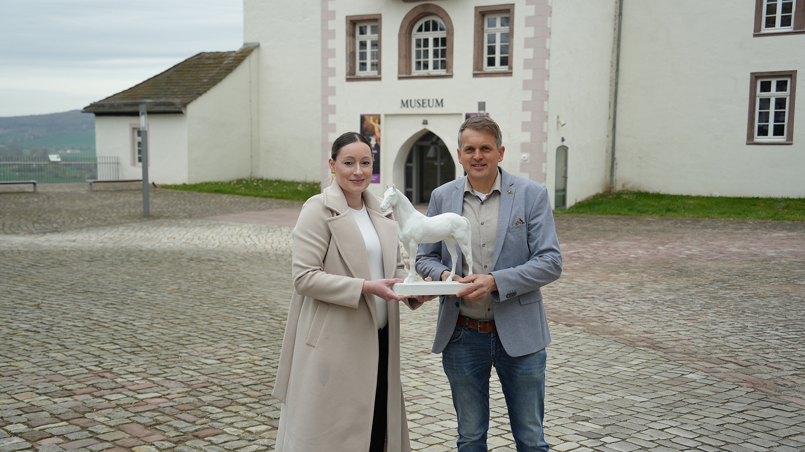 Der Große Preis von Bevern: Wertvolle Trophäe macht den Sieg beim Reitturnier noch besonderer