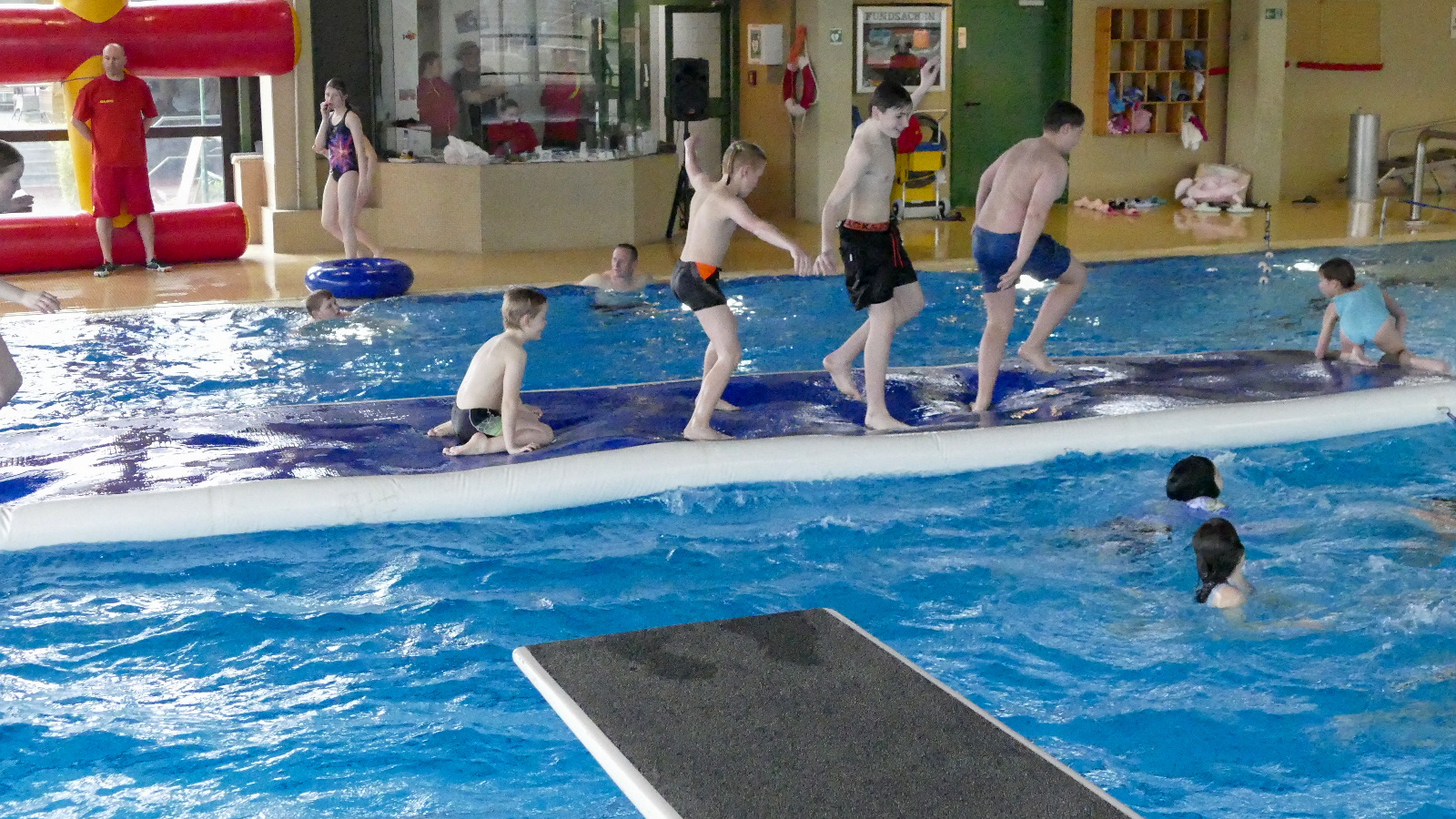 DLRG-Ortsverein Bodenwerder feiert 75-jähriges Jubiläum mit Badeparty für Kinder und Jugendliche