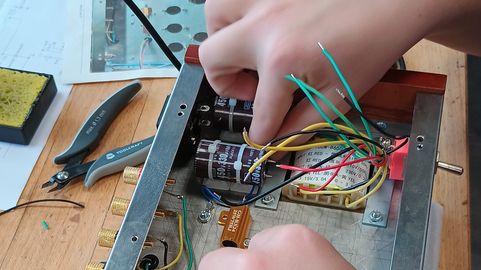 KVHS begeistert mit MINT-Projekt: Schülerinnen und Schüler bauen Verstärker und Solarladestation