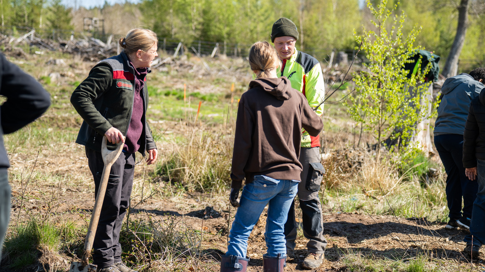 Oberschule Delligsen/Duingen pflanzt im Duinger Wald 250 Eichen beim Natur- und Umwelttag
