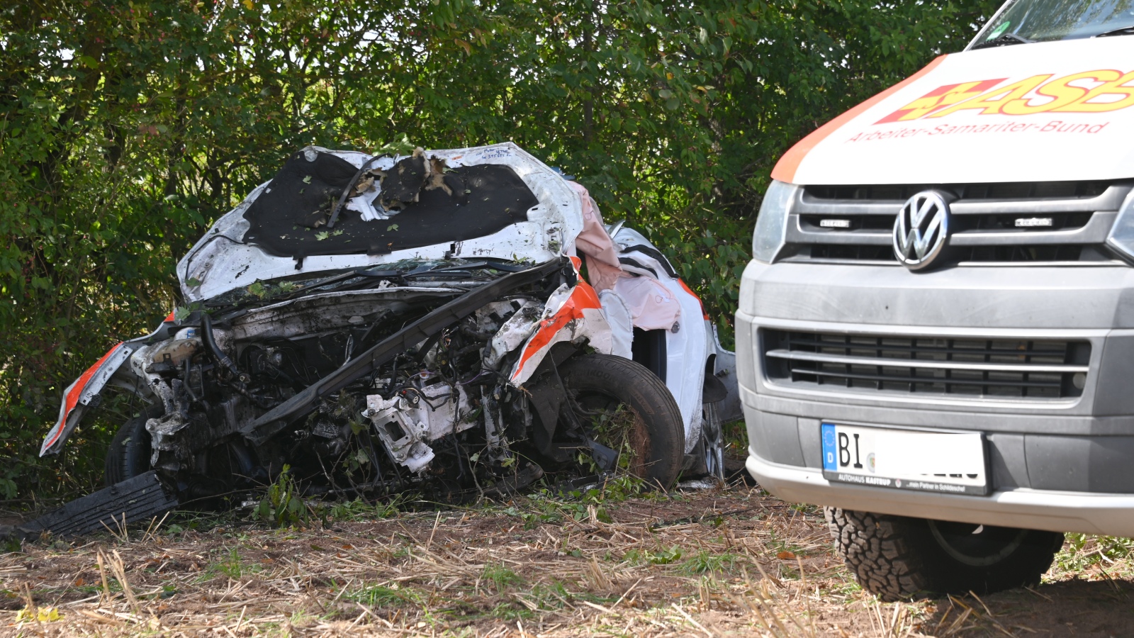 18-Jährige prallt neben B239 gegen Baum – Motor aus Fahrzeug geschleudert