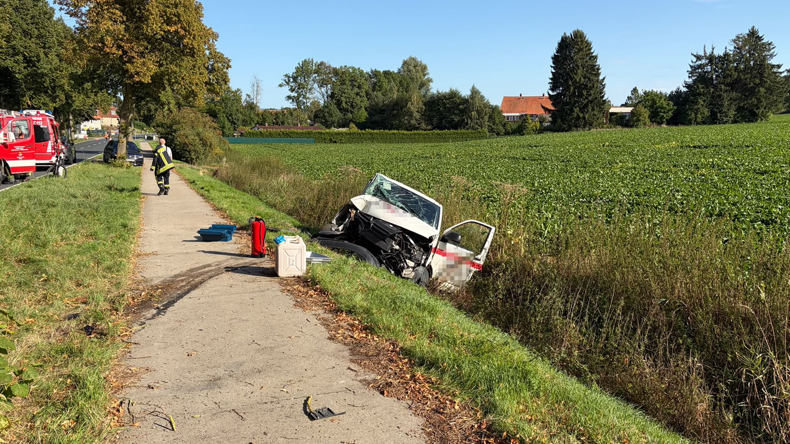 VW-Transporter kollidiert mit Baum: Schwerer Unfall sorgt für Vollsperrung der B64 bei Eimen