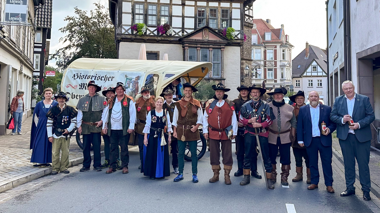 Historische Schützen starten in Höxter Jubiläumsmarsch von Corvey bis nach Obermarsberg