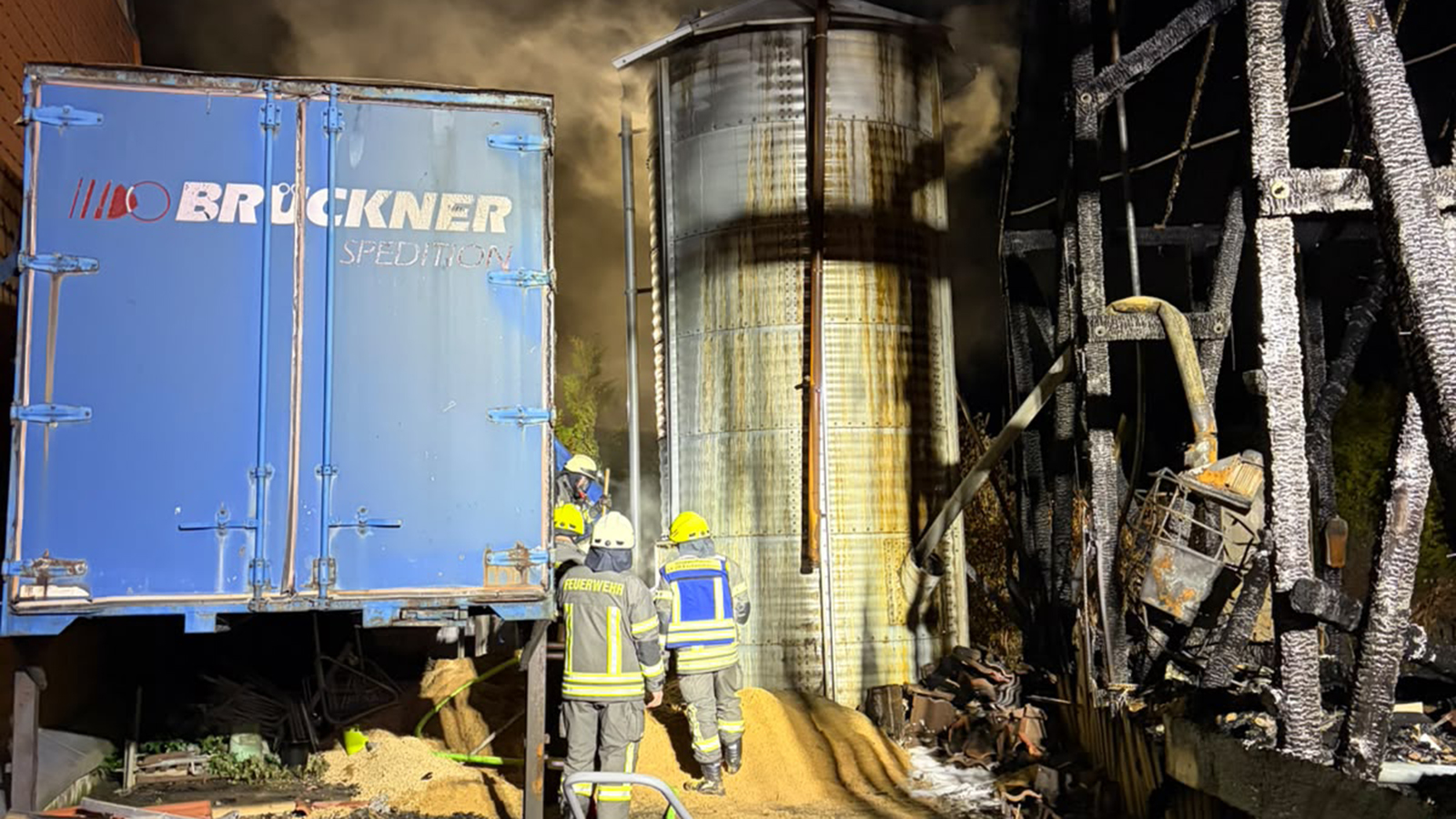 Nächtlicher Einsatz in Mainzholzen: Pellets fangen Tage nach dem ersten Brand erneut Feuer