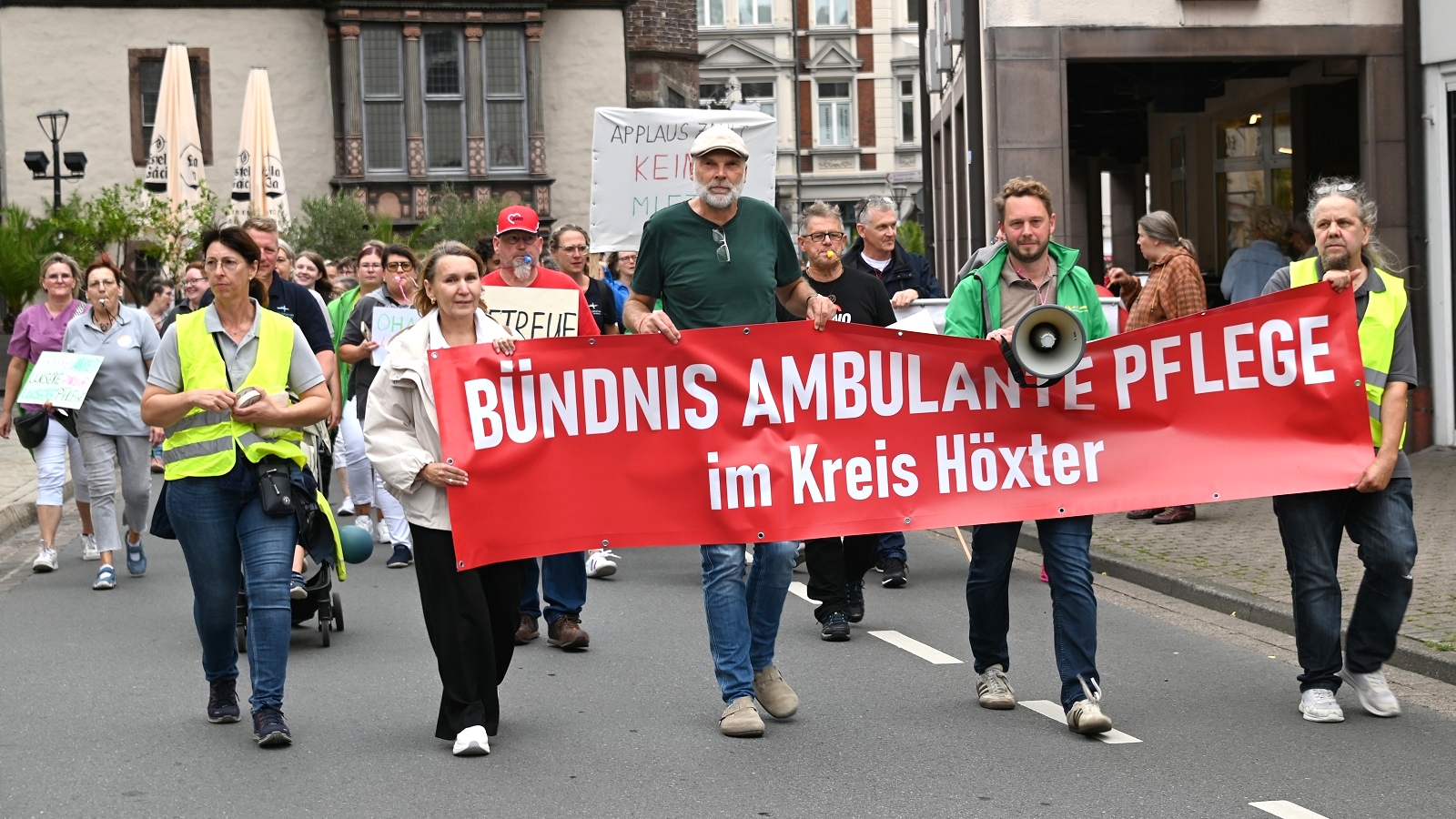 Mehr als 230 Pflegekräfte demonstrieren in Höxter gegen geplante Änderungen der Pflegeversicherung