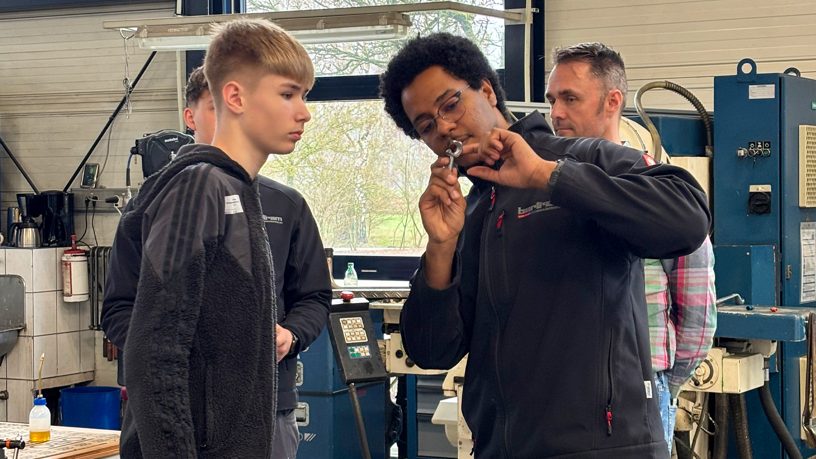 „Tag der offenen Betriebstür“ in Höxter, Holzminden und Beverungen bringt 250 Jugendliche in 28 Betriebe