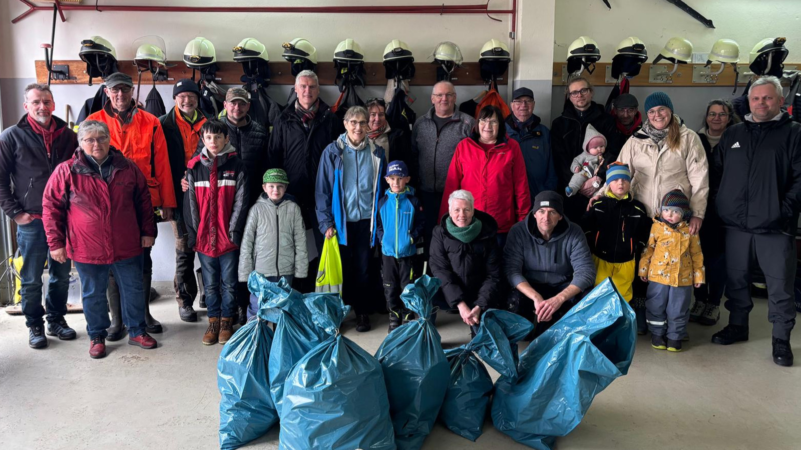 Gemeinde Holzen organisiert „Saubere Landschaft“ – viele Helferinnen und Helfer trotz Regen im Einsatz