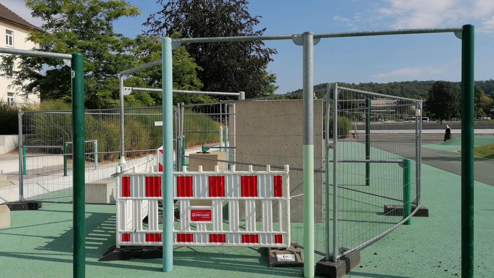 Unbekannte beschädigen Calisthenics-Anlage im Ada-Lessing-Park – Stadt sperrt Teilbereich
