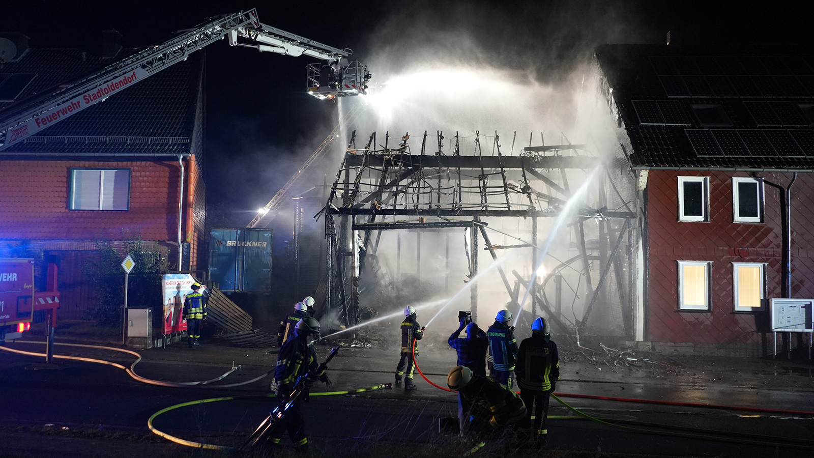 Scheune im Vollbrand: Feuerwehren verhindern Übergreifen auf Wohnhäuser und Silo