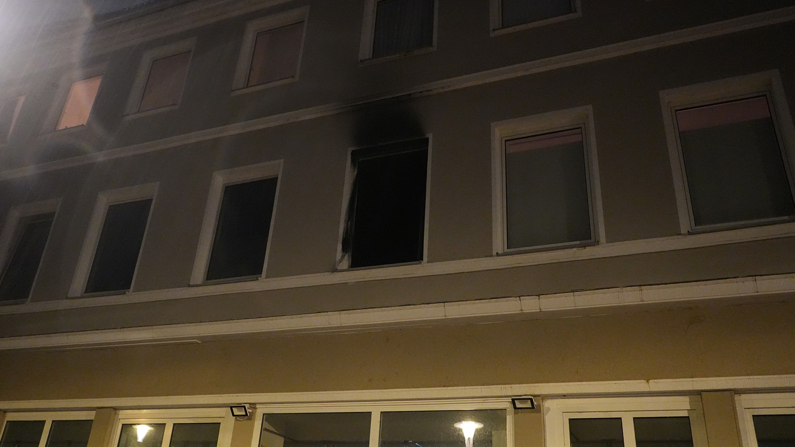 Nächtlicher Zimmerbrand in Holzminden fordert 60 Einsatzkräfte: Großschleife wegen Person in betroffenem Raum ausgelöst