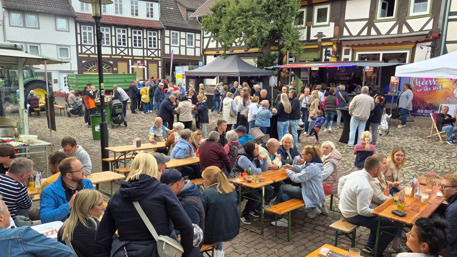 Am Samstag ist Summertails: Cocktails, Burger und Live-Musik auf dem Marktplatz Stadtoldendorf