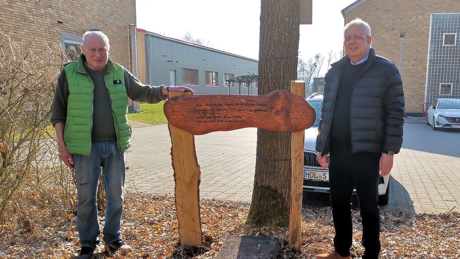 Kameradenkreis Yorck-Kaserne erneuert Gedenktafel zur Einheitseiche in Stadtoldendorf