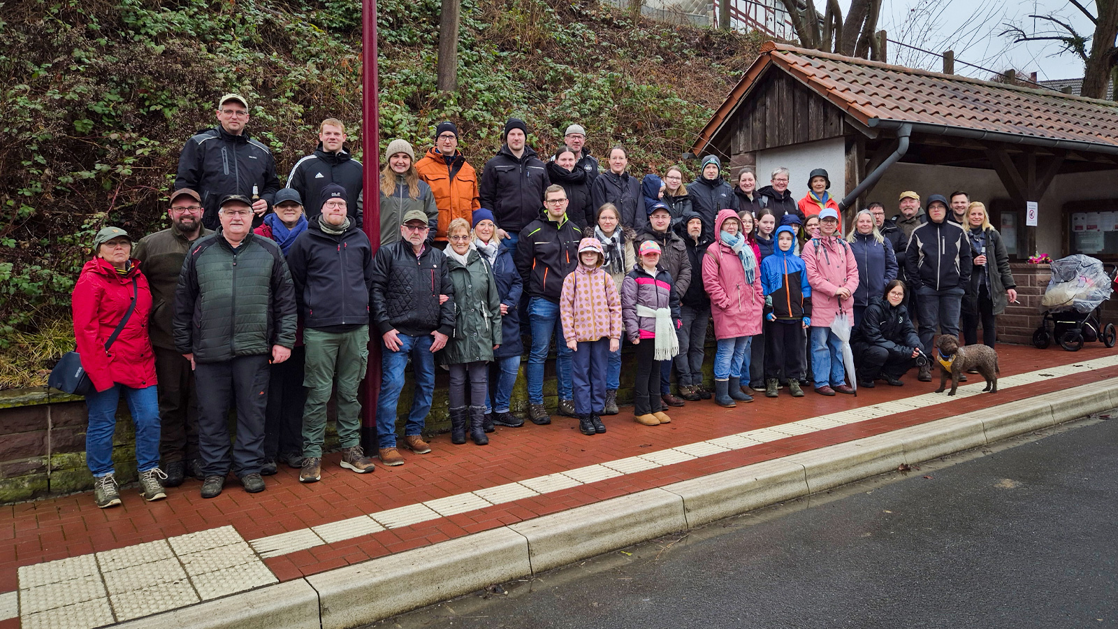 Feuerwehr Reileifzen trotzt Regen und Wind und wandert mit 40 Personen nach Golmbach