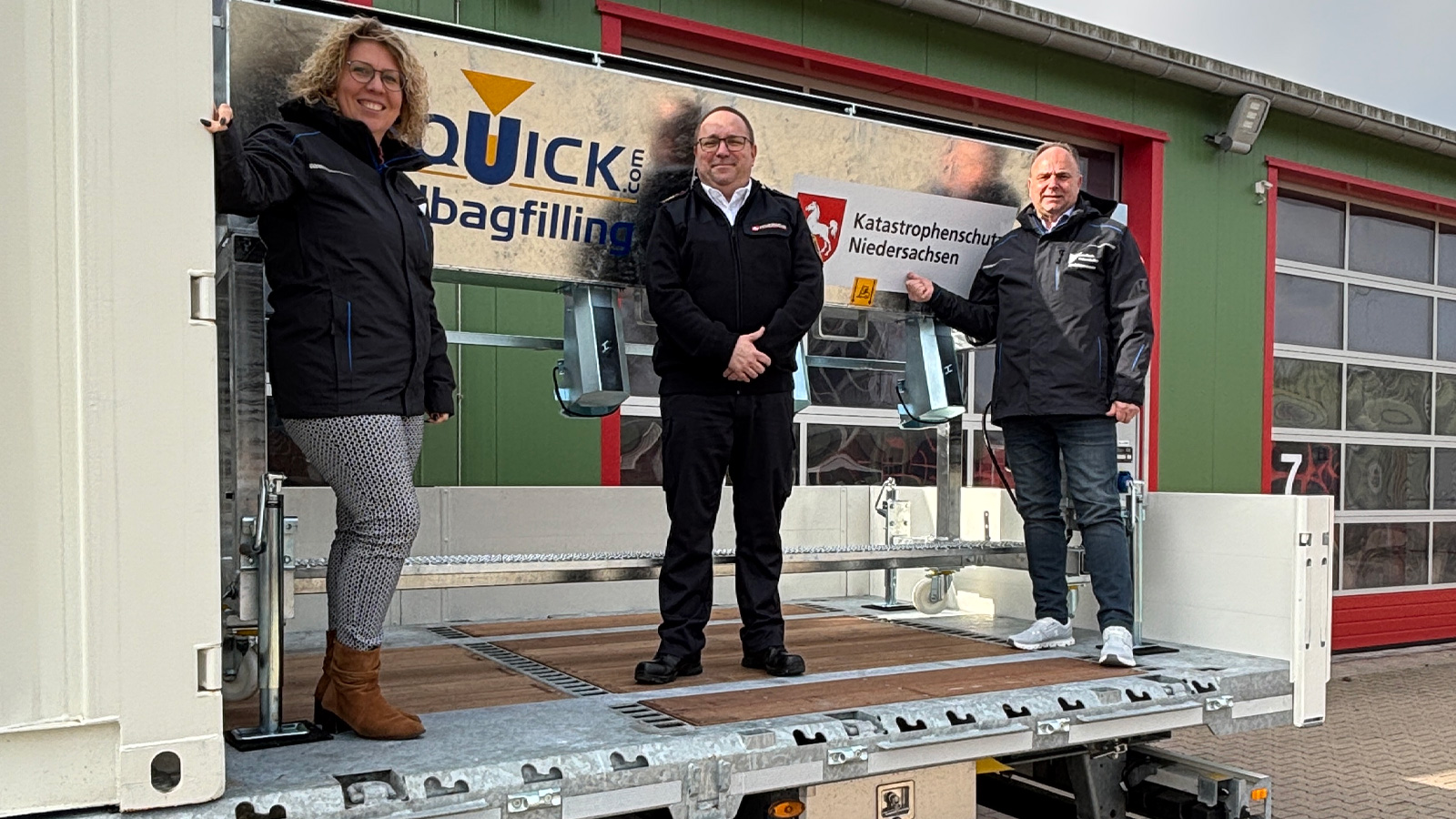 Land Niedersachsen stellt Landkreis Holzminden Sandsackfüllmaschine für Hochwasserschutz zur Verfügung