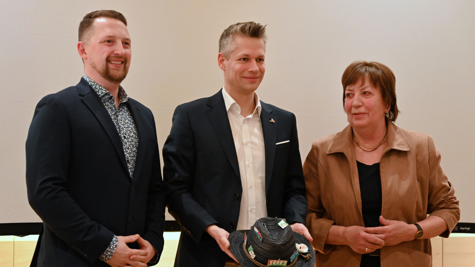 Sören Warnecke mit dem Vorsitzenden Carsten Minasch und der Mitgliederbeauftragten Monika Hüber.