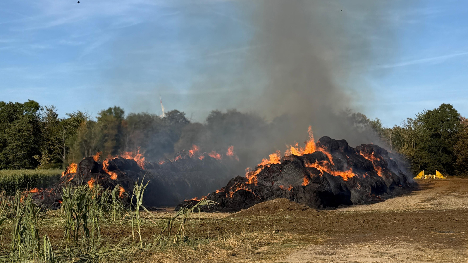Feuer auf Feld in Ottenstein: Zwei Strohmieten brennen – Schaden liegt bei rund 39.000 Euro
