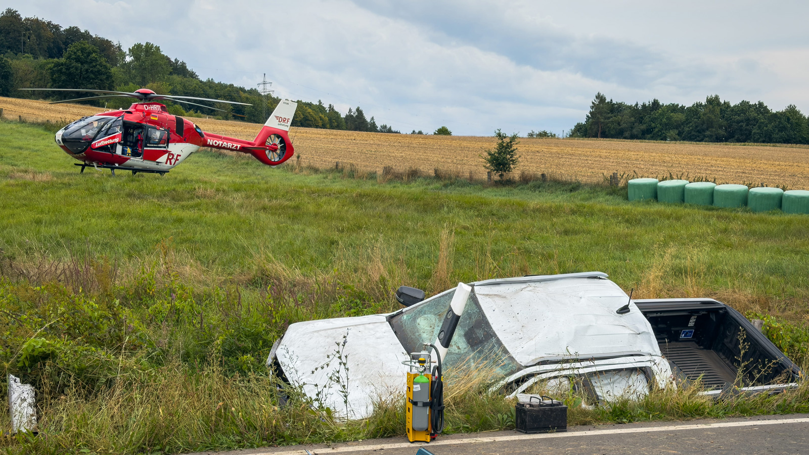 Pick-up landet im Graben: Rettungshubschrauber und Feuerwehr nach Unfall an der B241 im Einsatz