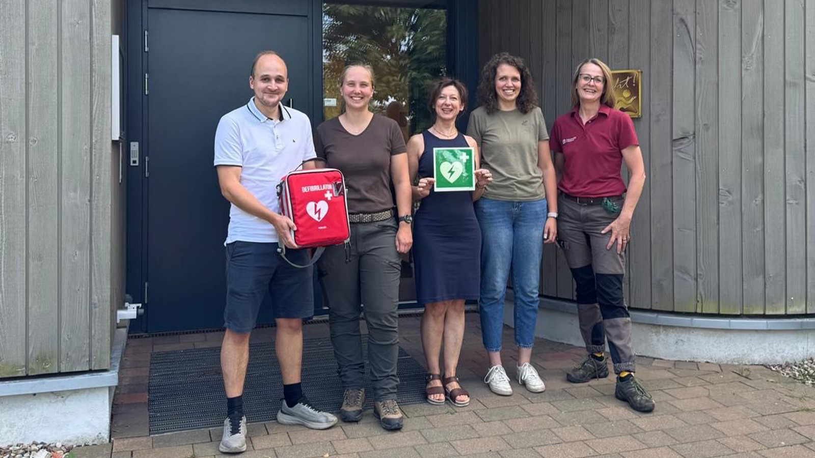 Landesforsten statten Einrichtungen in Neuhaus und Stadtoldendorf mit Defibrillatoren aus