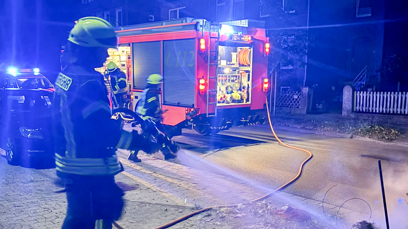 Nächtlicher Alarm in der „Sollingstraße“: Feuerwehr Holzminden löscht zwei brennende Laubsäcke