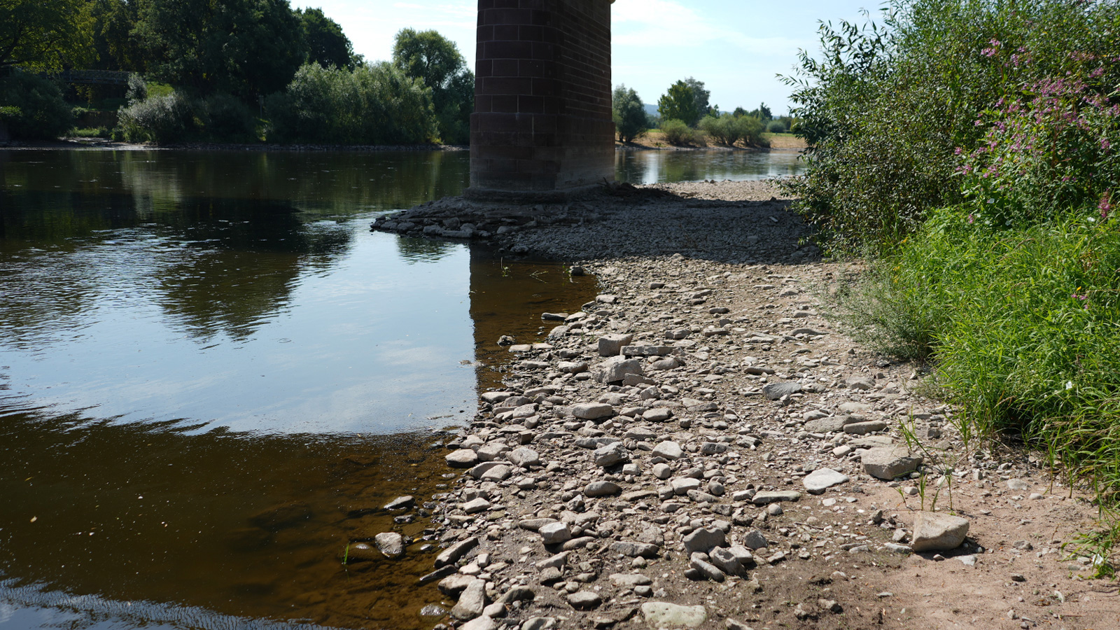 Nicht sichtbare Gefahr bei Niedrigwasser: DLRG Holzminden warnt vor dem Betreten und Durchqueren der Weser