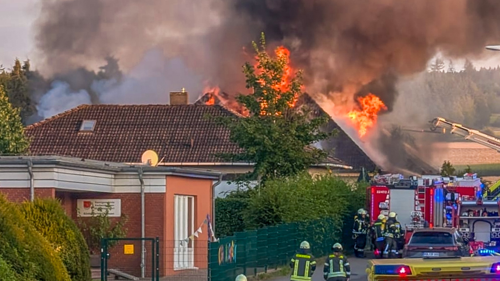 Großbrand in Deensen: Zwei Wohnhäuser in Flammen – Feuerwehr kämpft mit Großaufgebot gegen Feuer
