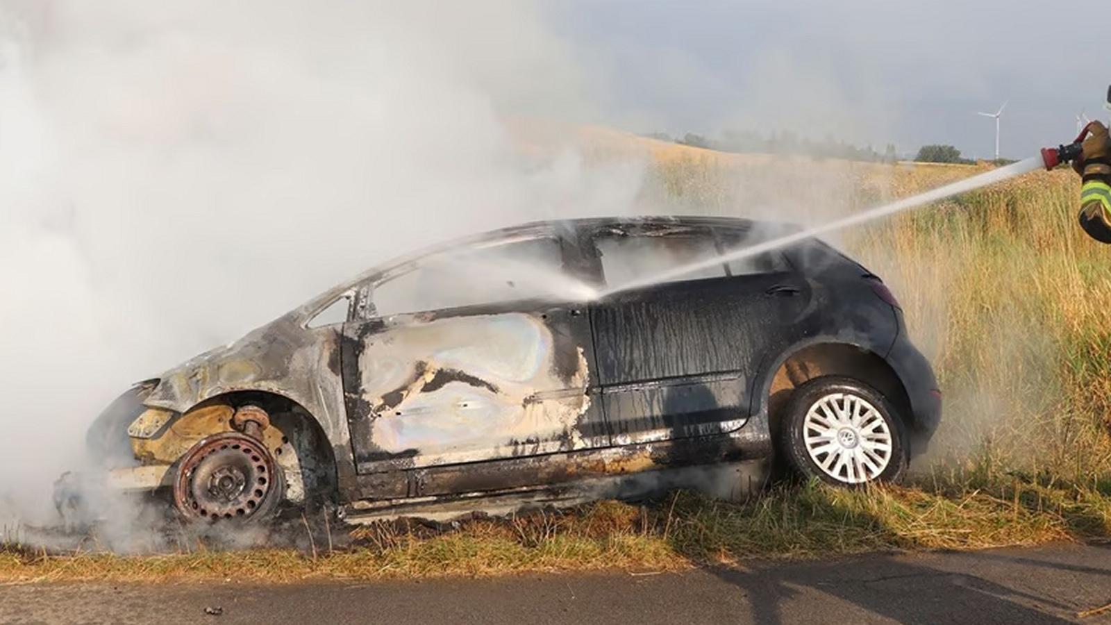 Autofahrerin rettet 82-jährigem Autofahrer das Leben nachdem sein Fahrzeug in Brand geriet