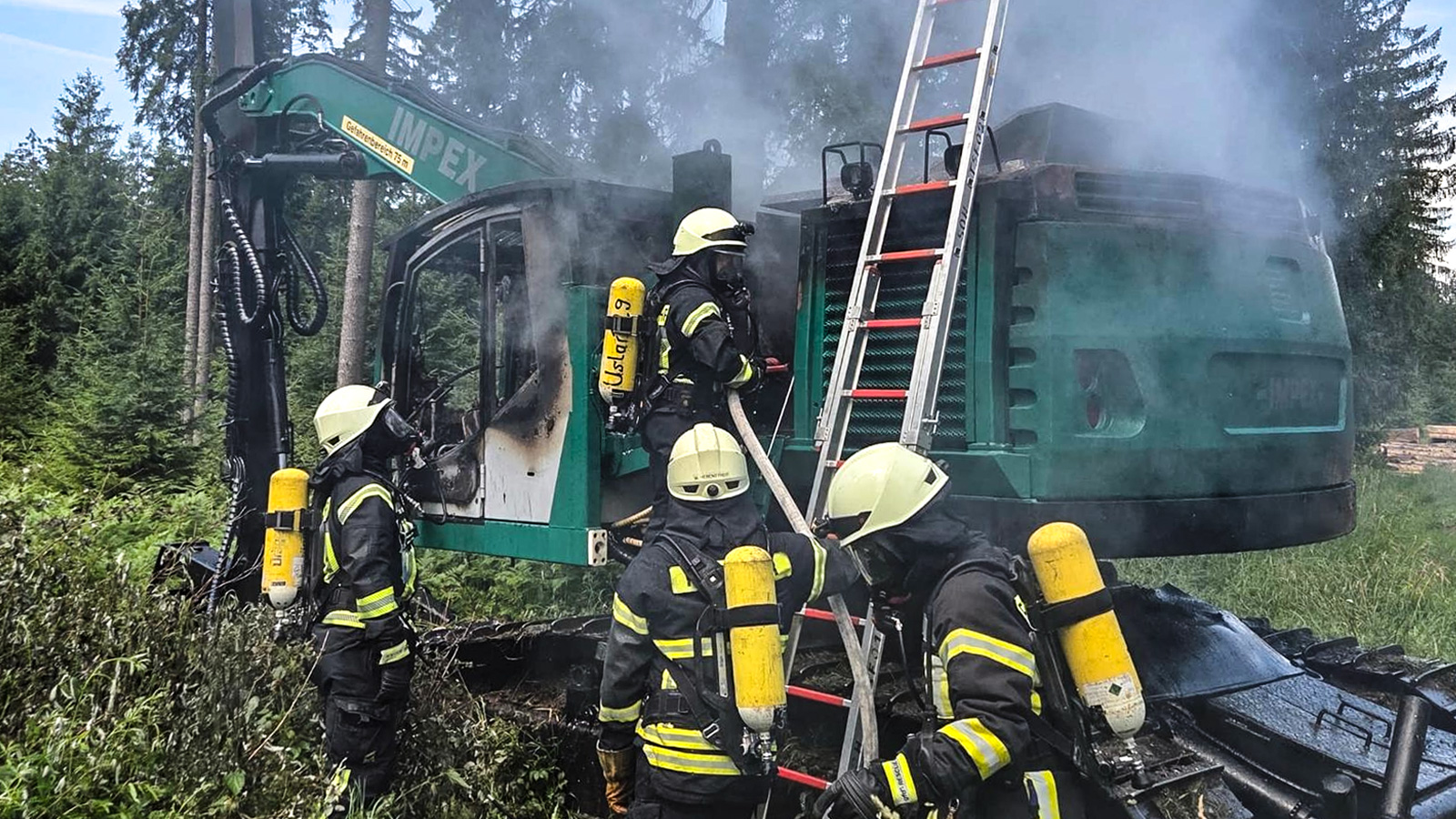 Harvester brennt im Solling vollständig aus – Feuerwehren verhindern Waldbrand