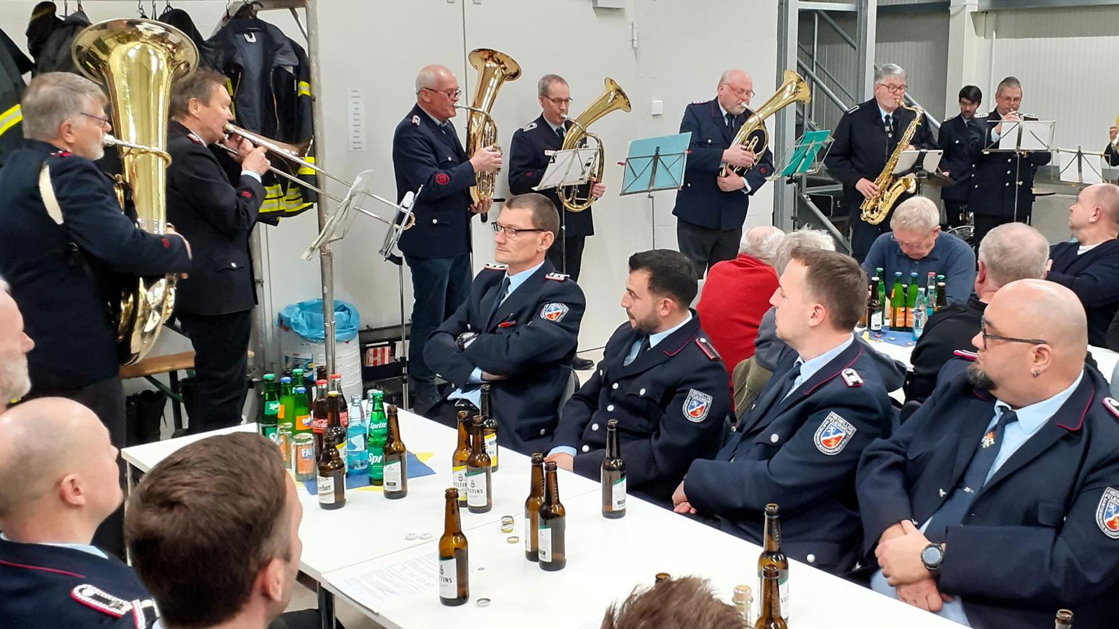 Feuerwehr Heyen blickt auf arbeitsreiches Jahr zurück und tagt erstmals in neuer Fahrzeughalle