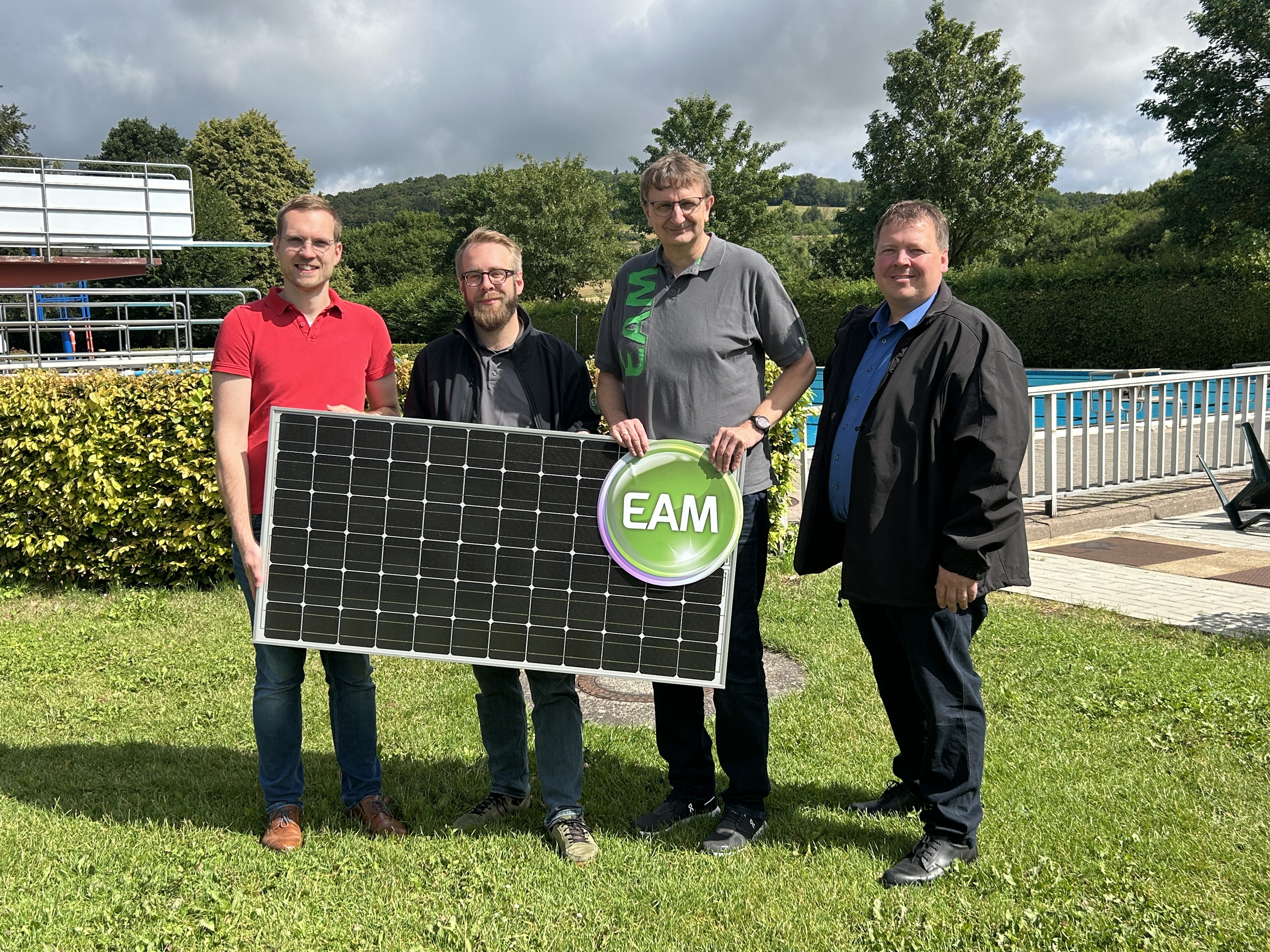 Mehr Sonnenstrom für das Freibad: Dassel erweitert Photovoltaikanlage deutlich