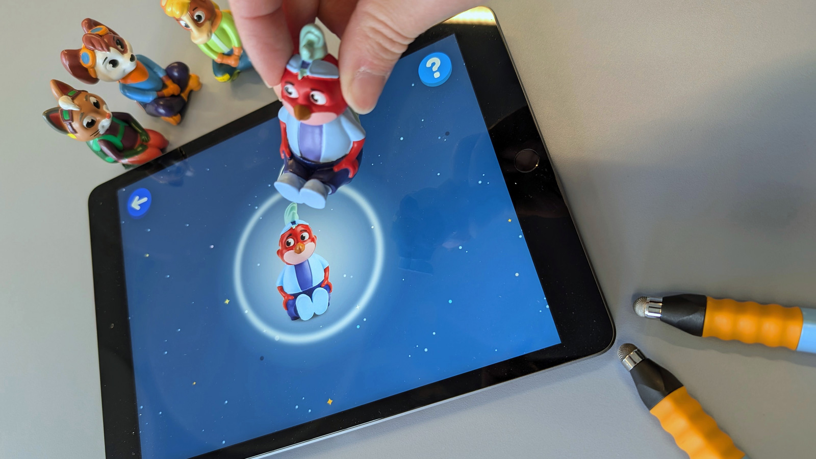 Spielerisch lernen mit Tablet und Stift: Stadtbücherei Hameln verleiht Edurino-Figuren