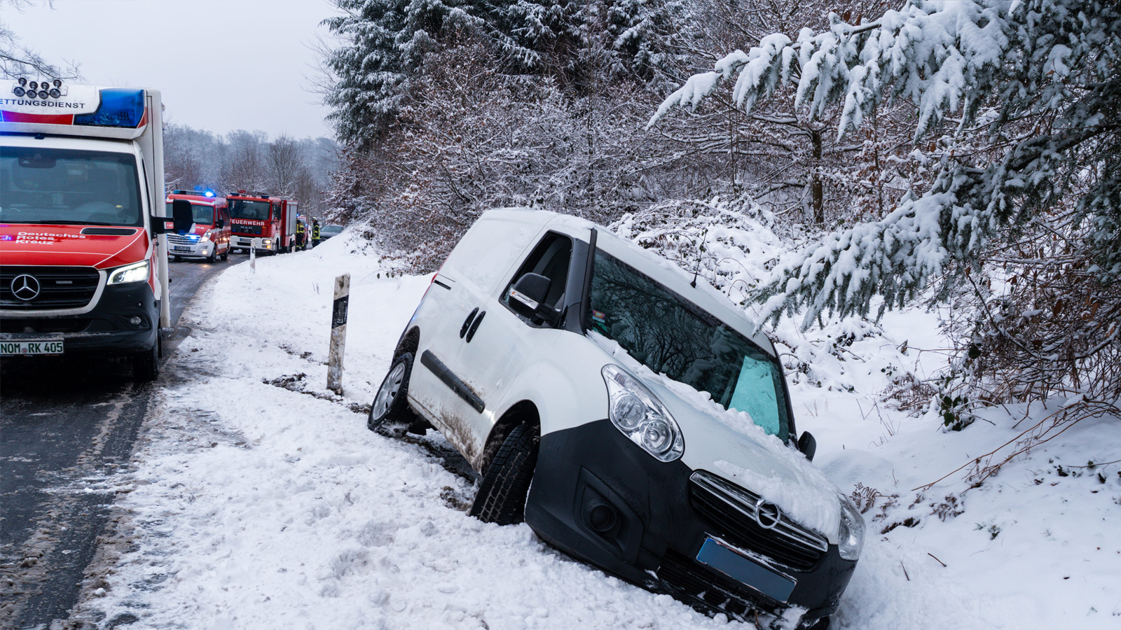 Glätteunfall zwischen Amelith und Lauenförde sorgt für Sperrung der B241