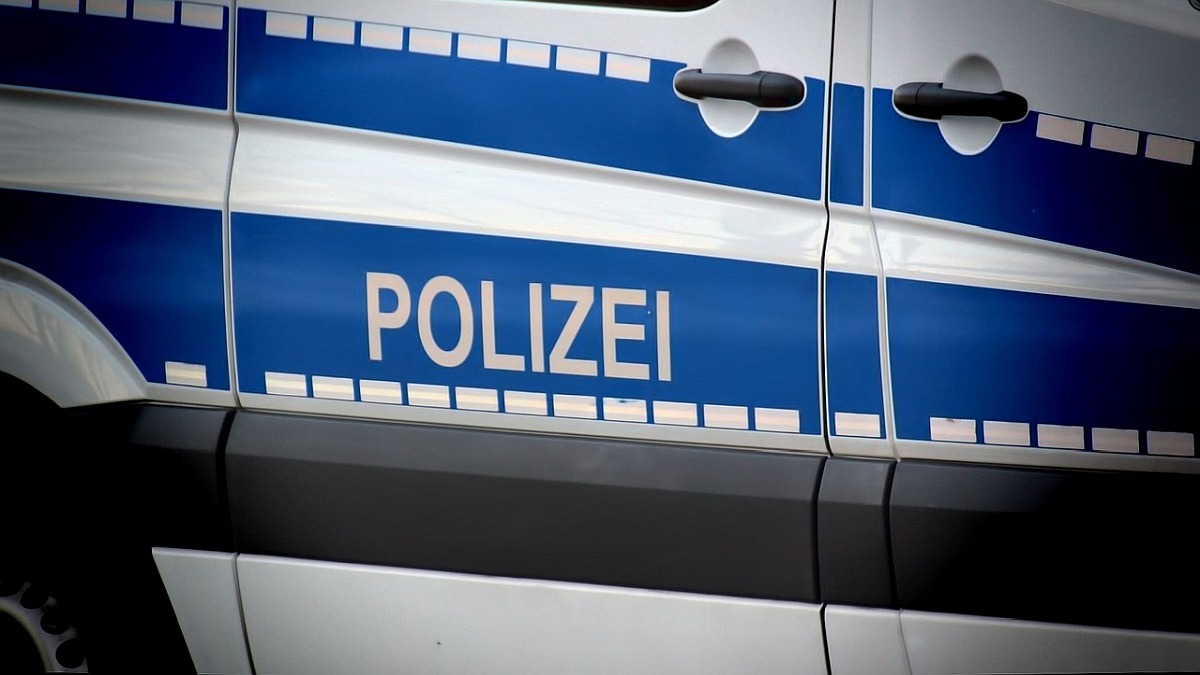 Fahrer lässt Schaden zurück: Unbekannter flüchtet nach Zusammenstoß mit geparktem Pkw in Wrescherode