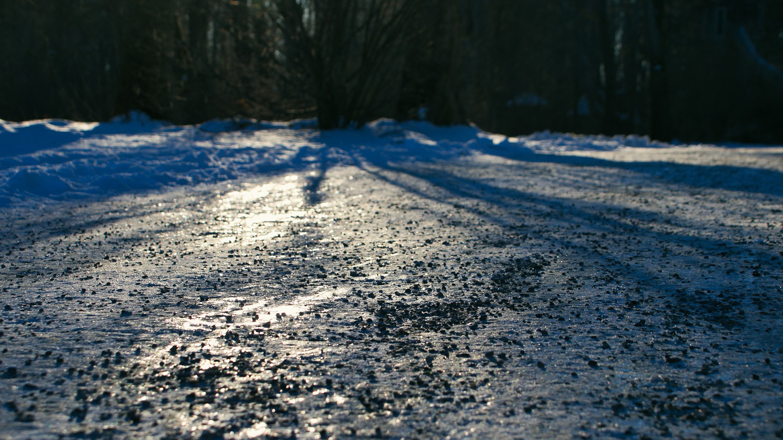 Glätteunfall auf der L584: Transporter kippt bei Lütgenade auf winterglatter Fahrbahn um