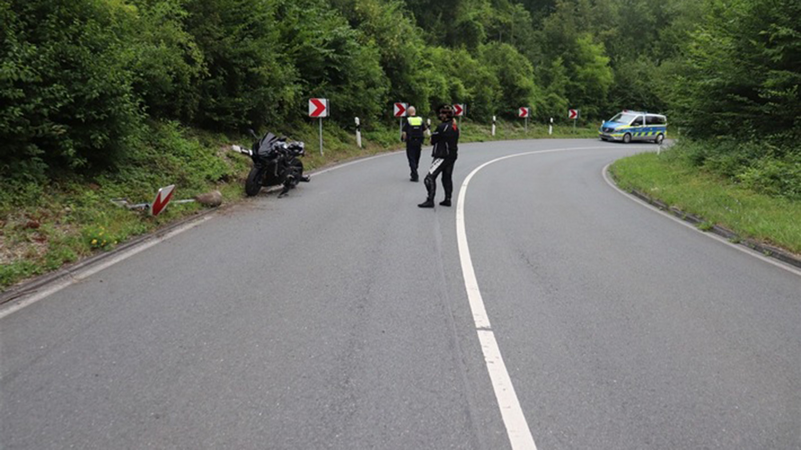 Sturz auf kurvenreicher L838: Junge Motorradfahrerin verletzt sich bei Unfall nahe Beverungen